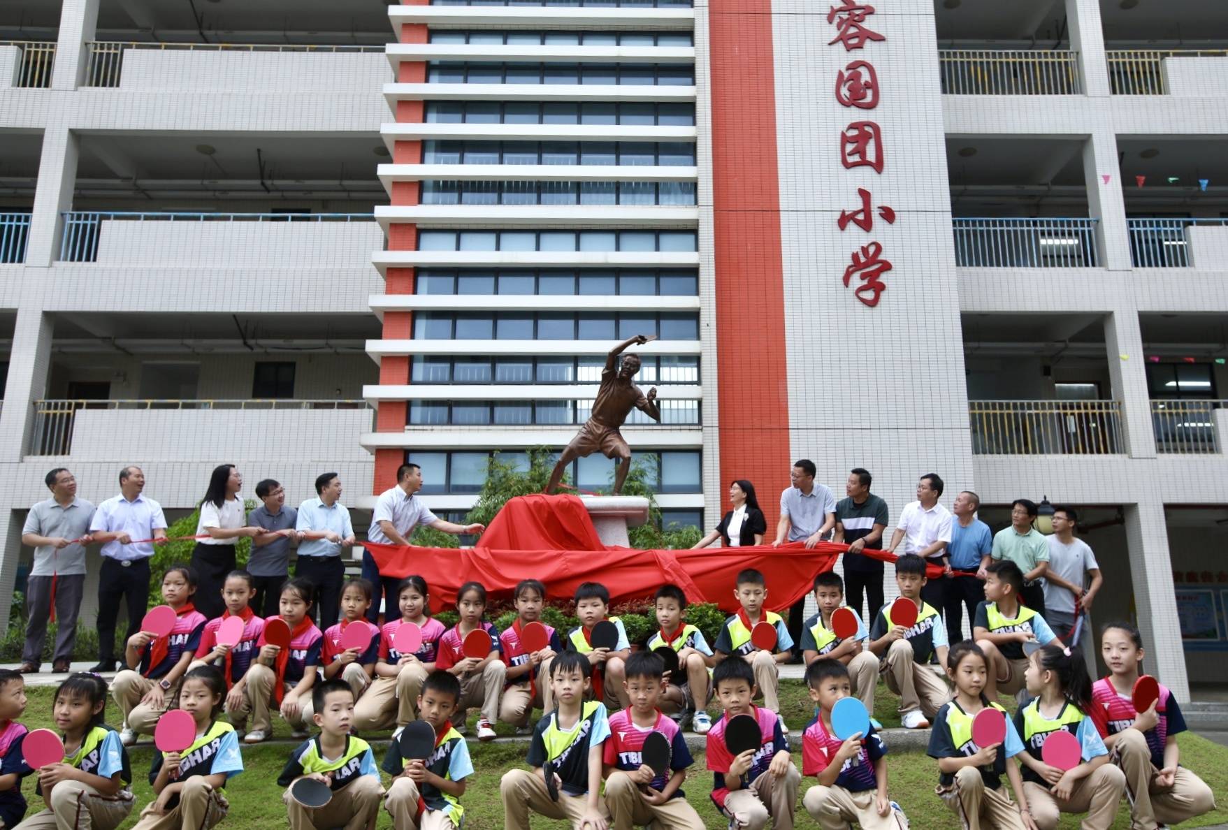 容国团铜像在珠海市香洲一小教育集团容国团校区落成.