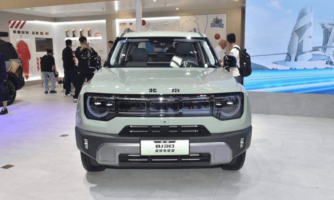 作为换代车型,全新bj30定位为"轻越野suv",也就是可城可野,与坦克300