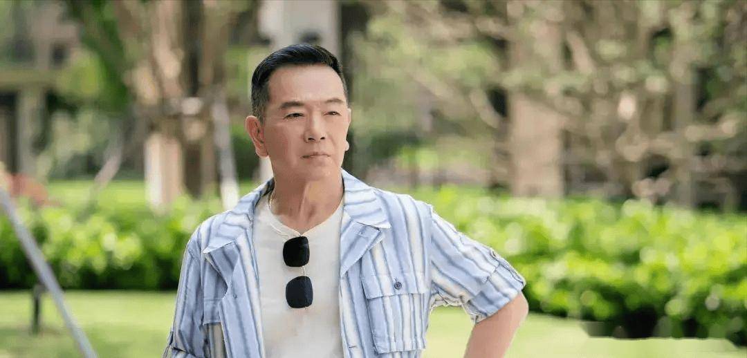 他隐婚30年零绯闻,一件衣服穿35年,吃剩饭剩菜,却因直播被骂哭_张晨光
