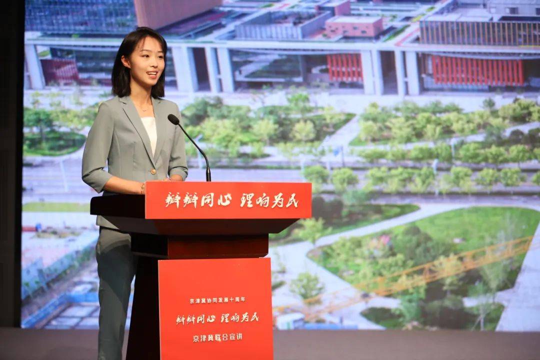 图为北京大兴国际机场临空经济区廊坊片区管委会工作人员付饶宣讲《15