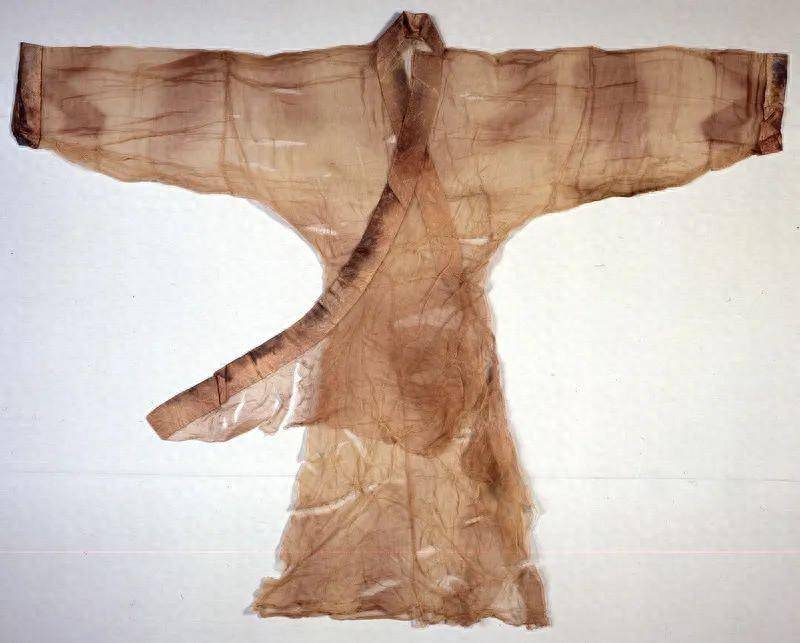 1972年长沙马王堆一号汉墓出土的曲裾素纱襌(dān)衣,共用料约2