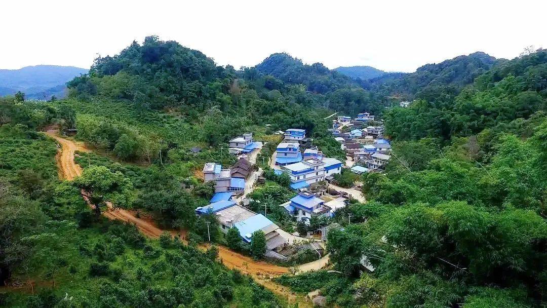 落水洞村曼秀村距离镇人民政府3公里,是麻黑村与刮风寨的必经之路.