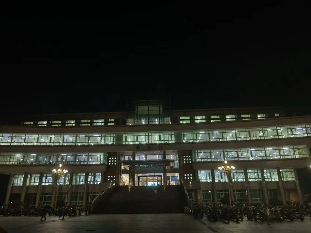 星光璀璨 伴我学习夜晚的图书馆依旧有许多同学奋笔疾书 埋头苦读每