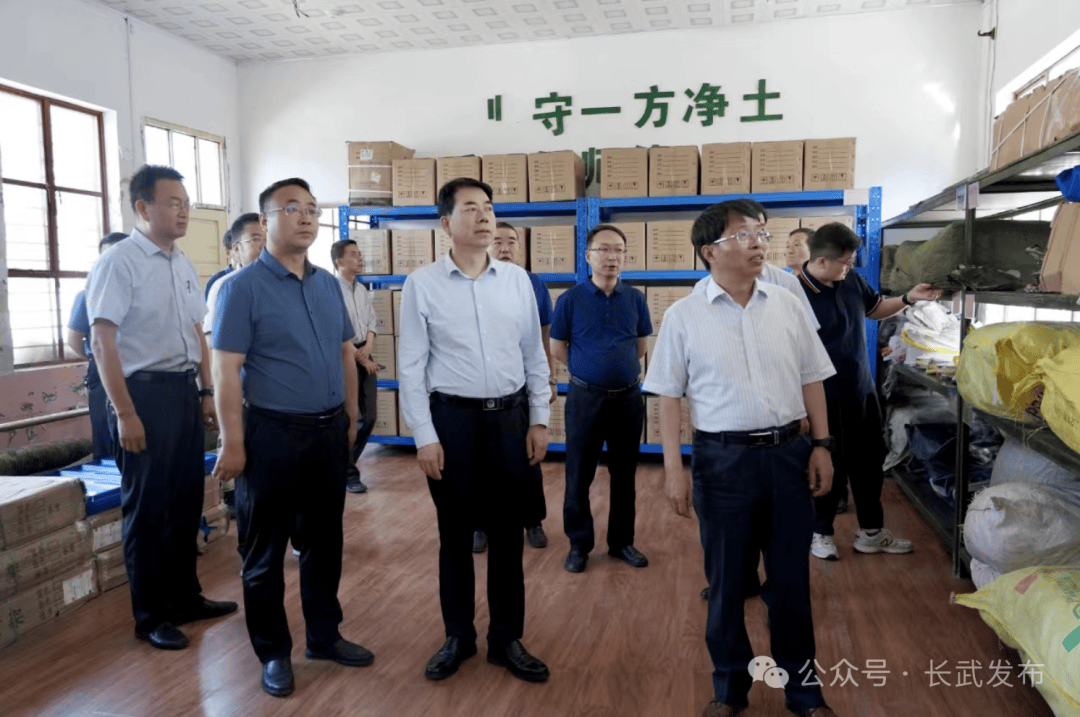 县委常委,常务副县长李兴国,副县长王晓磊陪同.