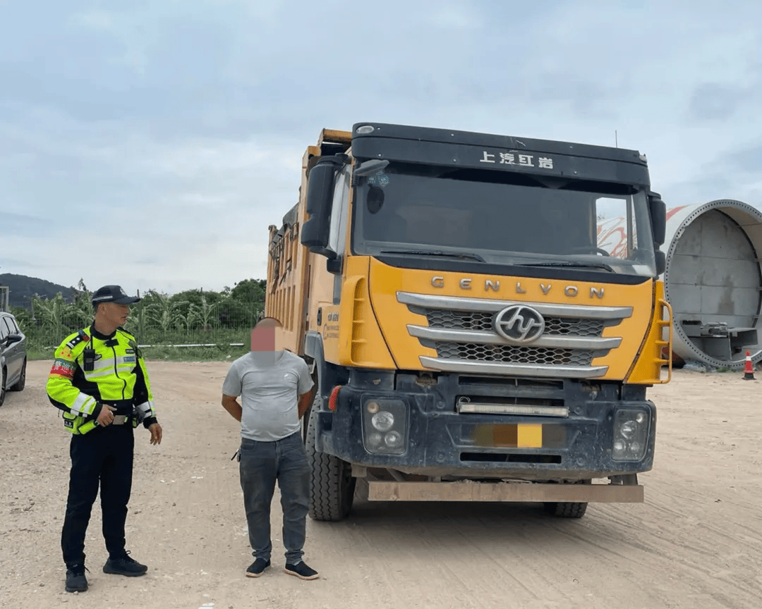 5月13日下午,交警机动巡逻大队骑警中队组织民警,辅警在濠江区河浦