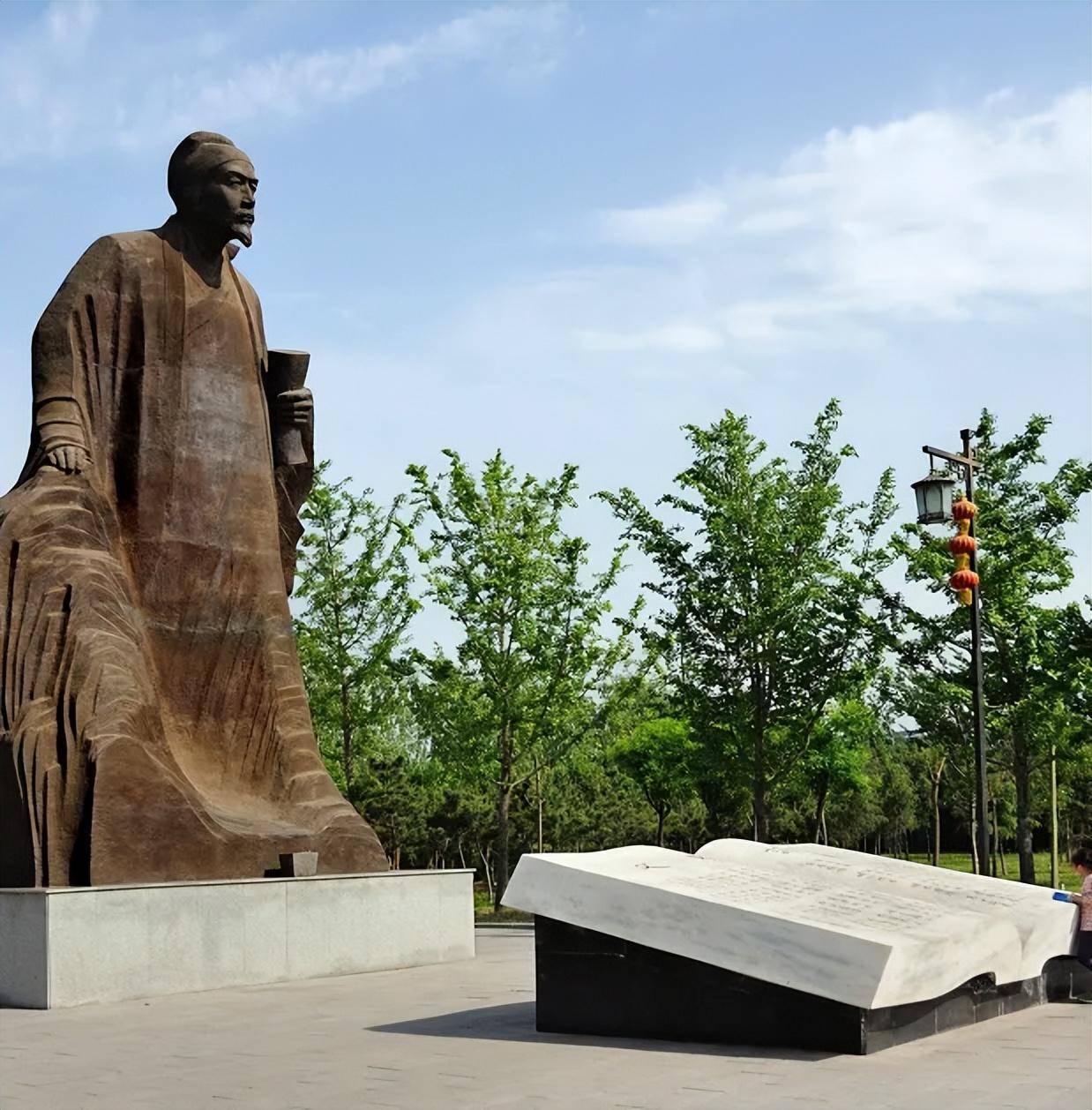 杜甫故里现为河南省重点文物保护单位,国家aaaa级旅游景区,景区内主体