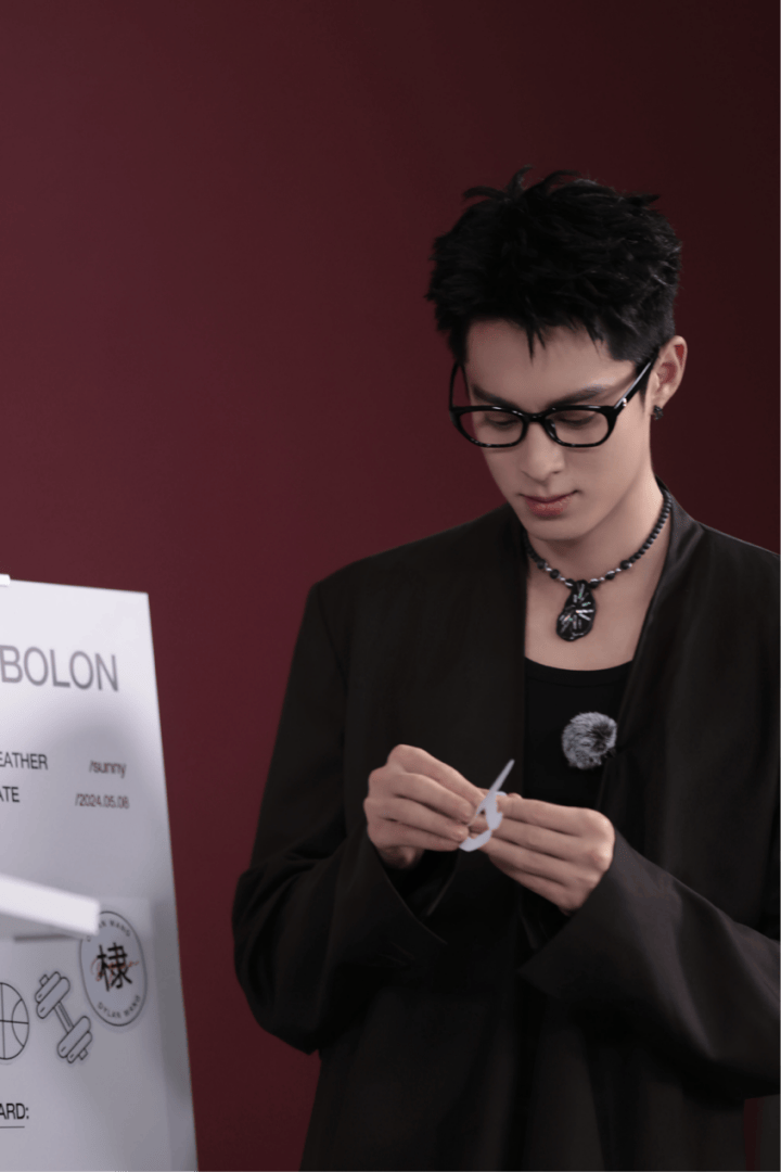 眼镜变小了,反而更帅了?