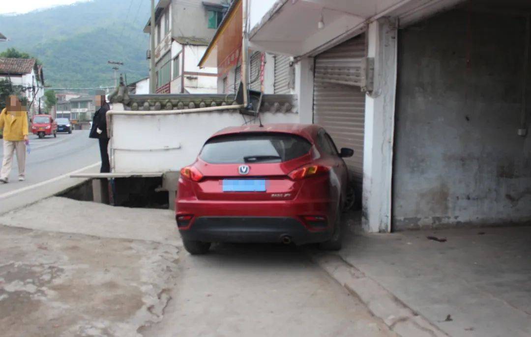 分心驾驶惹事故._乐山_车辆_道路