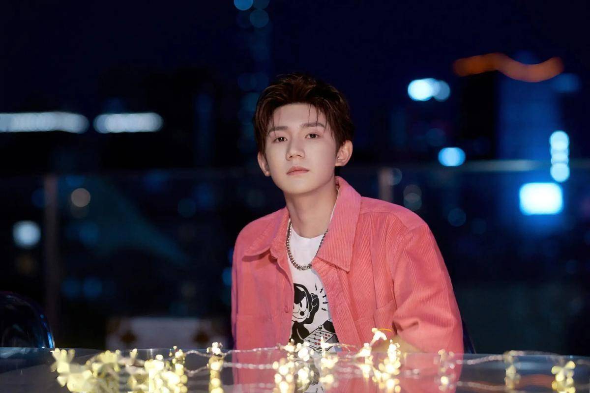 却被捧为歌坛顶流,这5位明星羞不羞_华晨宇_尚雯婕_王源