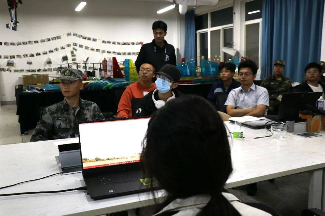 申洋老师为各位获奖的参赛选手颁奖,对获奖选手进行了交流与鼓励并