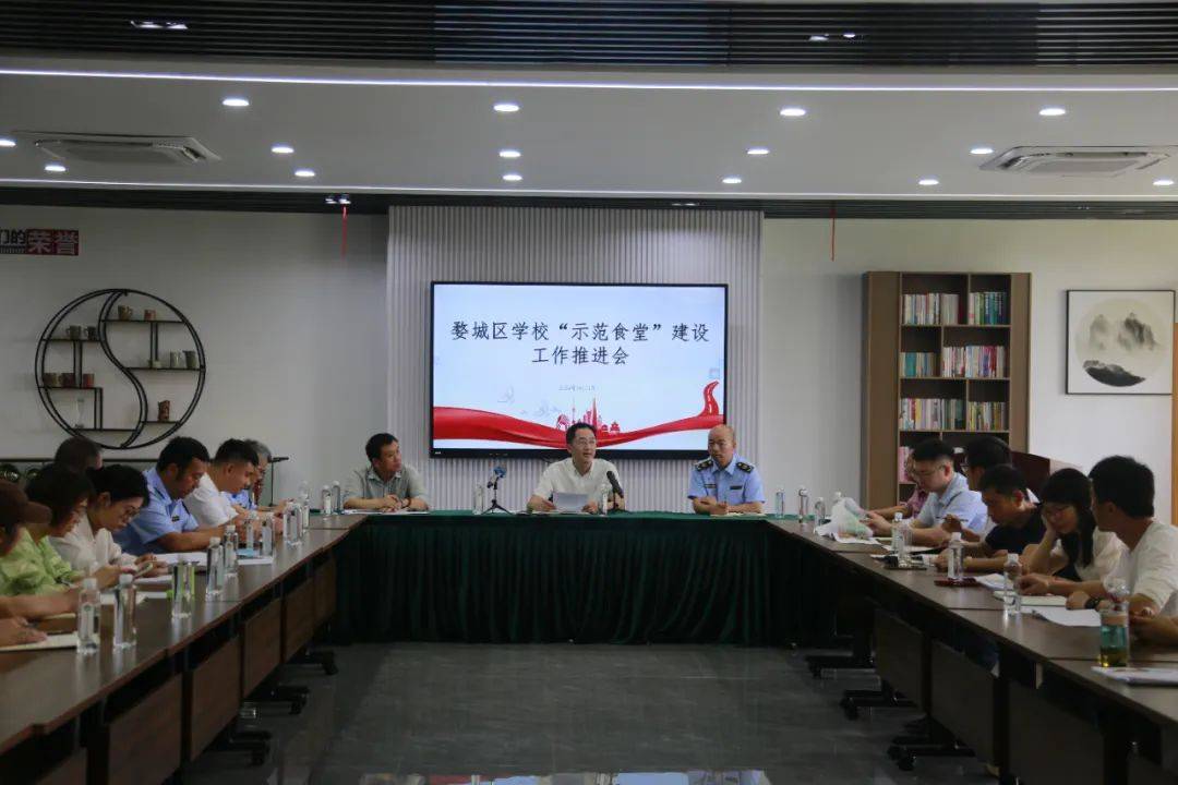 婺城区教育局副局长郑建忠,婺城区市场监管局餐饮科长徐涵杰,下属分管