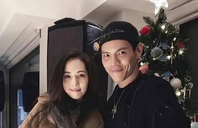 成龙不敢碰她,甄子丹搂不到她,王思聪不敢撕她,却被他当众亲了_景甜