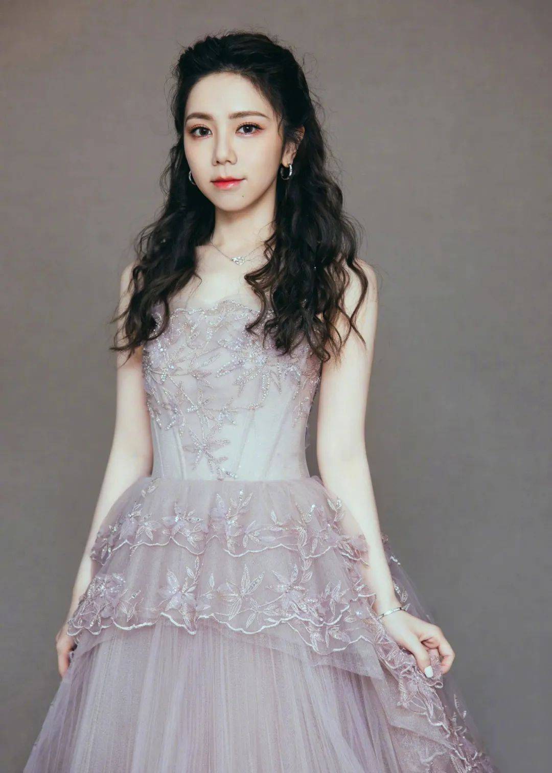 多年后,她还是那个一有心事就写歌的女孩.