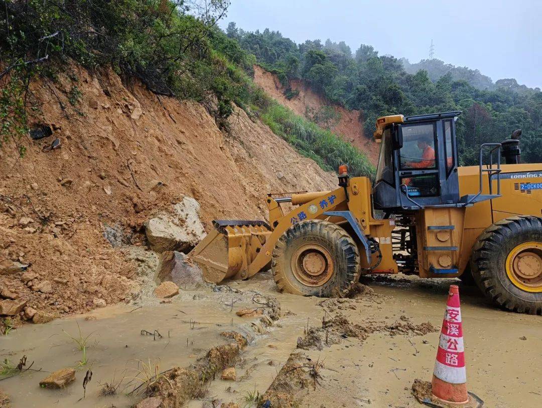 5月22日17时,国道g356线蓬壶镇联星村路段突发上边坡溜方,大