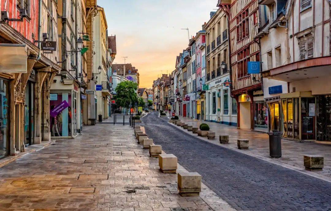 troyes特鲁瓦离巴黎不远有troyes这座小城市,只需要坐一个半小时的