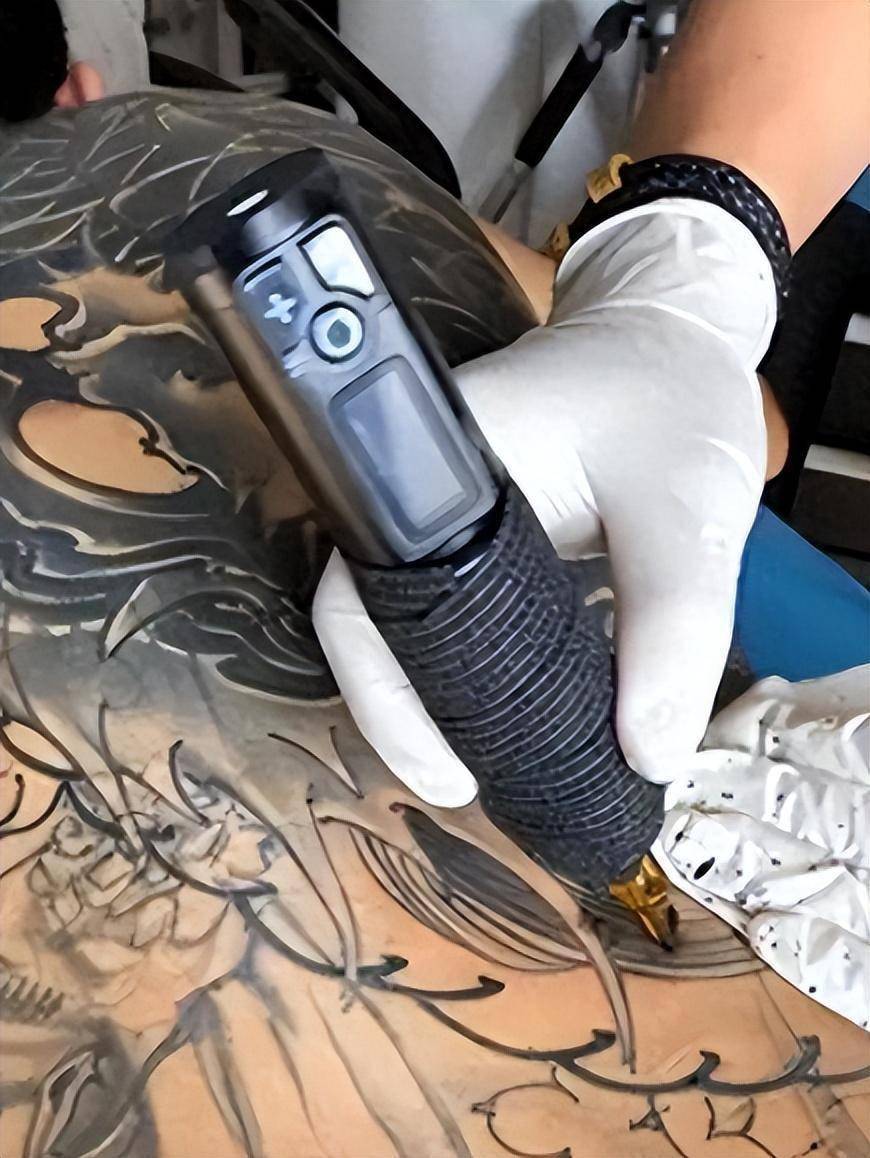 这个纹身师除了日常教他纹身技术之外,还把他当成了免费的"试手画布"