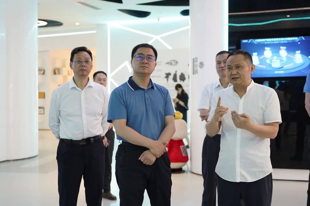 青海省政府副秘书长邱纪春一行莅临猪八戒网考察调研