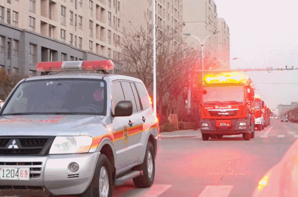 盐池路站,青峰路站,墟沟站及辖区专职力量共17辆消防车92名指战员到场