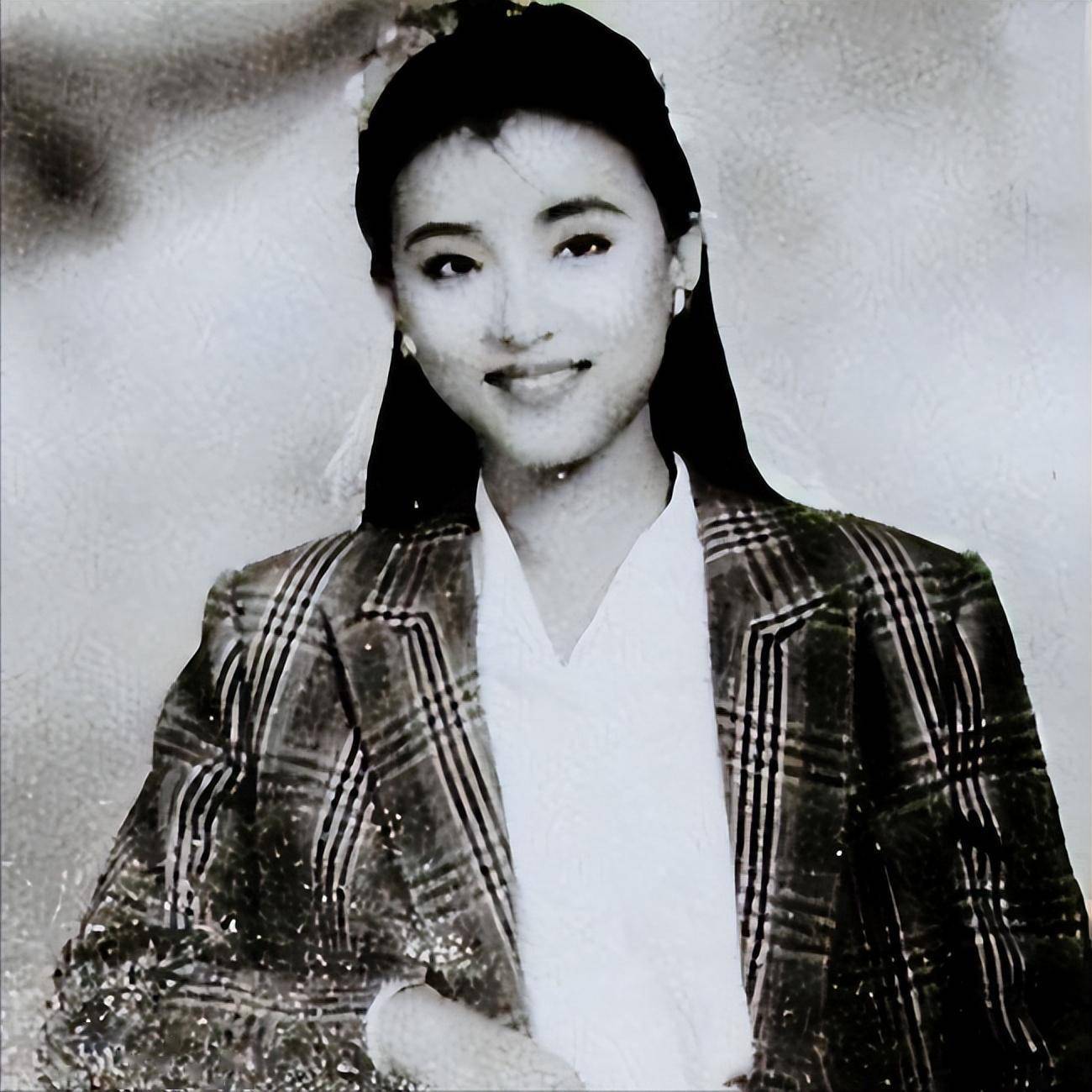 他是杨澜的儿子,长相像复制粘贴,身高1米85,高大帅气