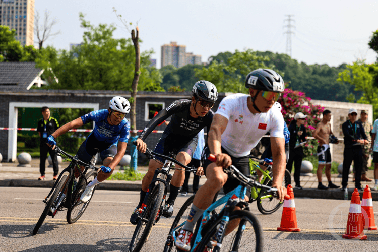 "骑"聚合川 重庆市第七届运动会公路自行车比赛开赛