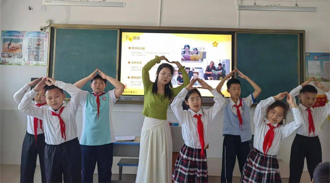 东港区慧通小学:开展自我绘画像制作活动引导学生清晰地认识自己