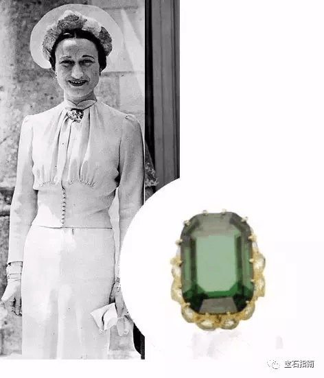 美国曾经的第一夫人杰奎琳·肯尼迪,她的订婚戒指就镶嵌着一枚方形