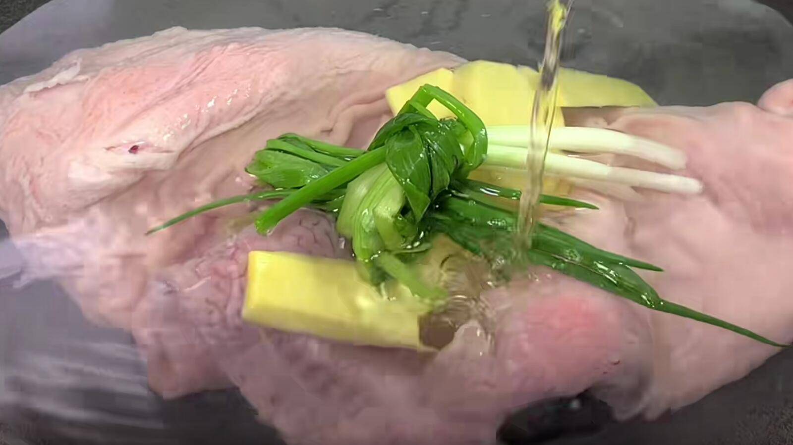 2,接下来往里倒入清水,给它多清洗几遍,洗干净后,再撕掉表面那一层