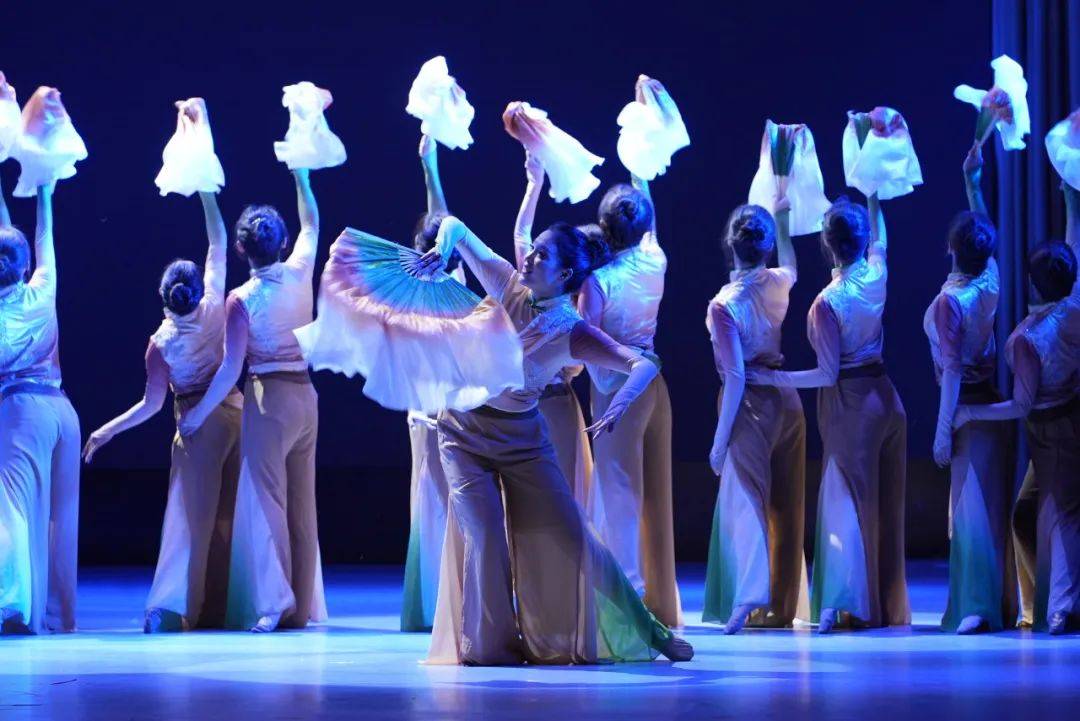 舞蹈《黄河岸边芦花开》"光荣花"是军人永争第一的荣誉之花,他们把"