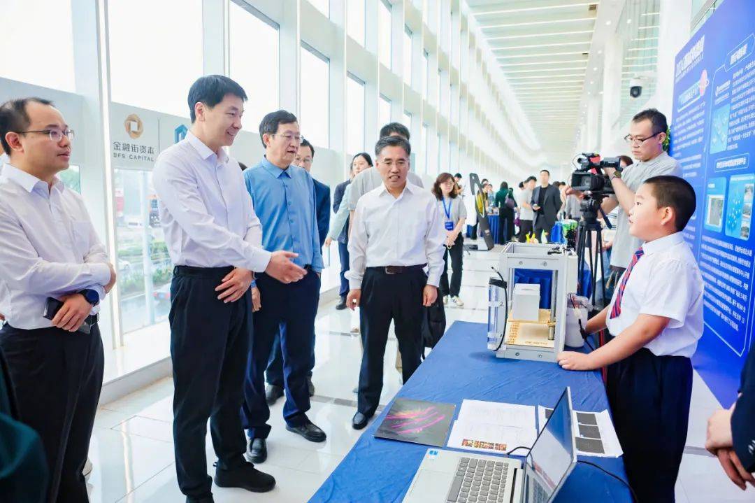 虚拟主持人,机甲机器人……西城科技周炫酷启动!