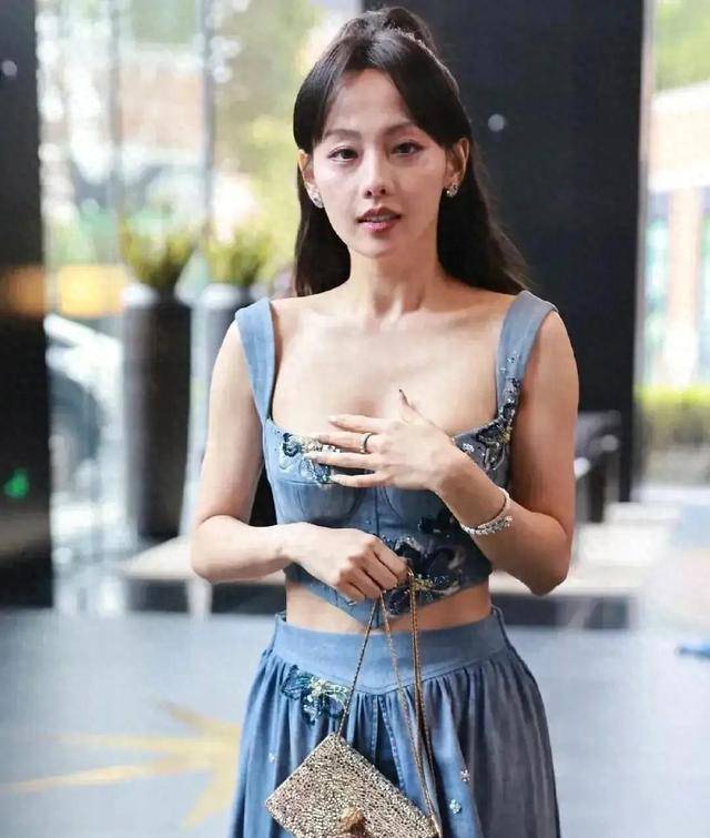 张嘉倪看起来怎么这么憔悴呀,发生什么了?