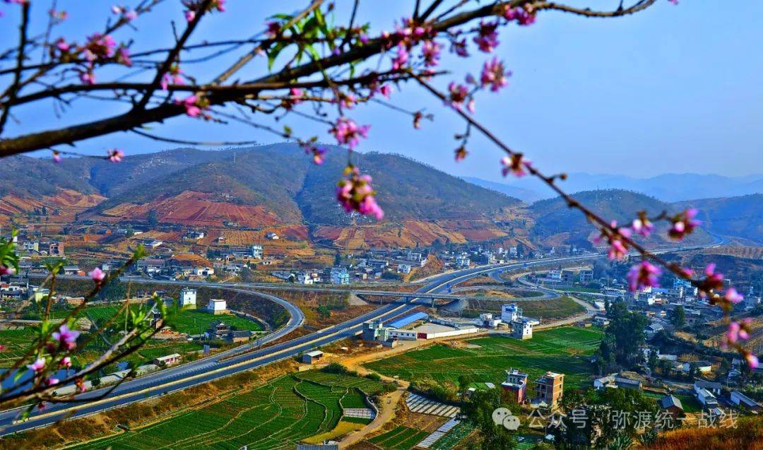 【苍洱处处石榴红 籽籽同心爱中华】弥渡县:铺设"四好农村路" 打通"三