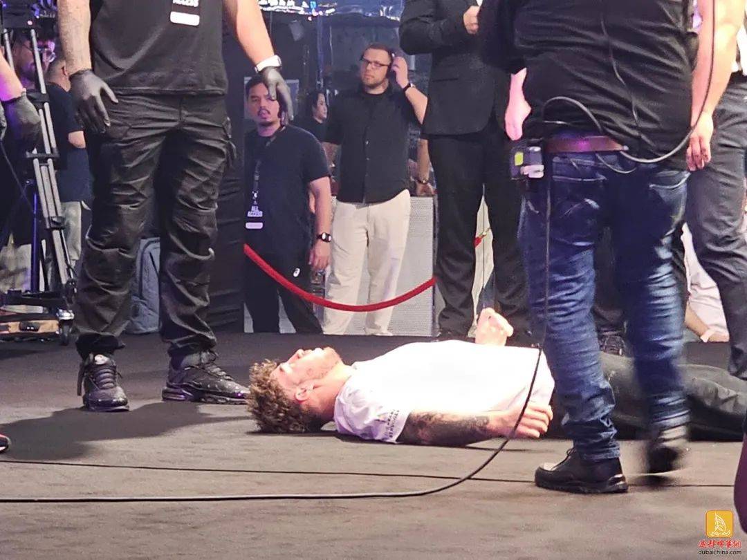 【视频】一巴掌扇晕对手,首届阿拉伯"扇耳光"大赛在迪拜"开扇"