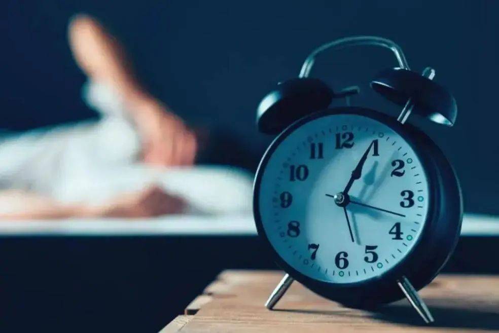 而研究人员表示,参与者的睡眠时间不是凭空捏造,而是通过加速度计的