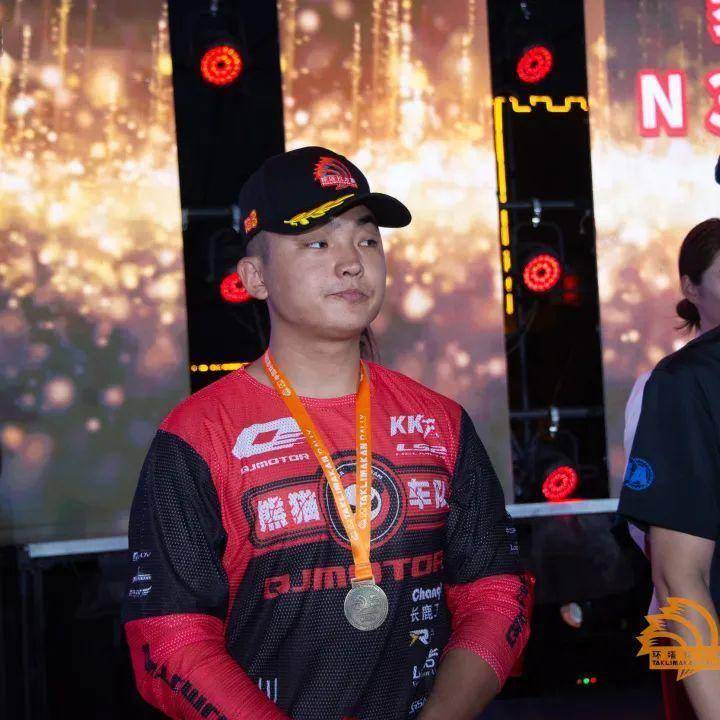 2024环塔前三赛段金头盔"名花有主"_运动_颁奖_麦盖提