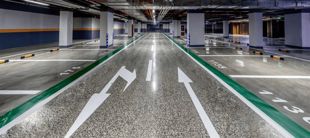 仪式感满满;车库地面严选彩石固化地坪,与传统的环氧地坪漆相比,更