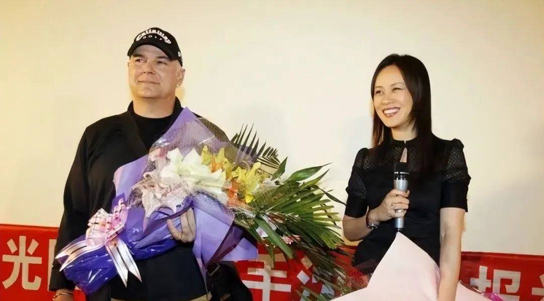 邬君梅夫妇同框,外国老公不修边幅胖成她两倍,她打扮娇俏似女儿