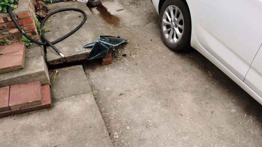 "警察同志,刚刚有贼娃子砸车窗盗窃,你们赶快过来!