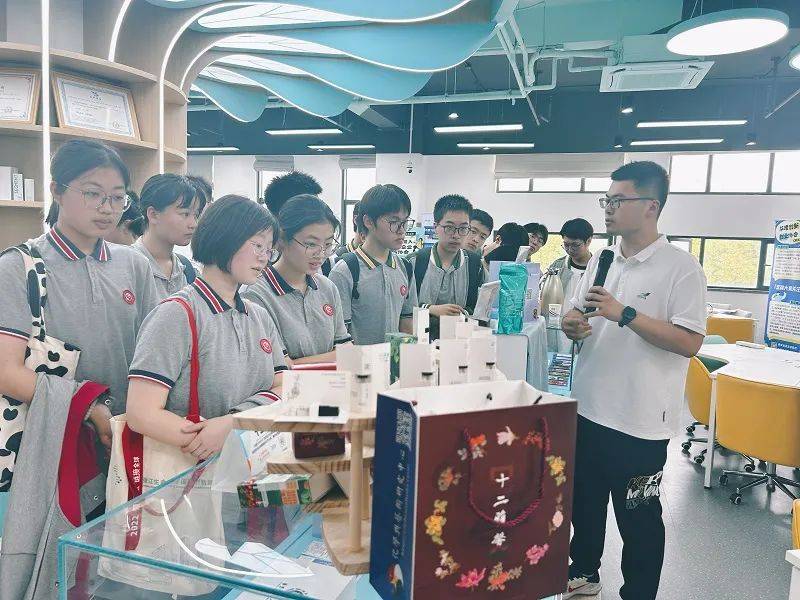 追光而行 逐梦之旅——曙光中学2026届高一年级走进华东理工大学