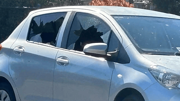 汽车车窗被砸的图片图片