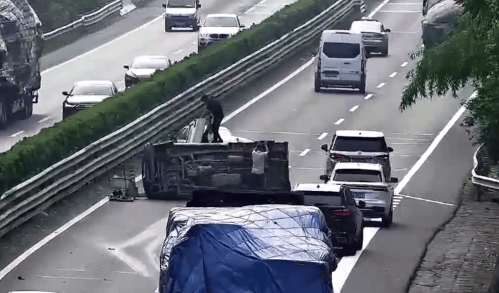 高速路遇事故,他们不约而同选择下车