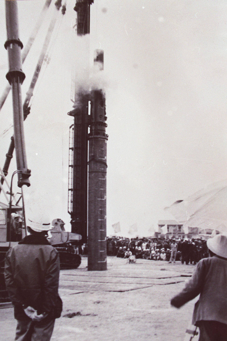 开启共和国现代化建设新篇章1978年,宝钢一号高炉打下第一桩1973年