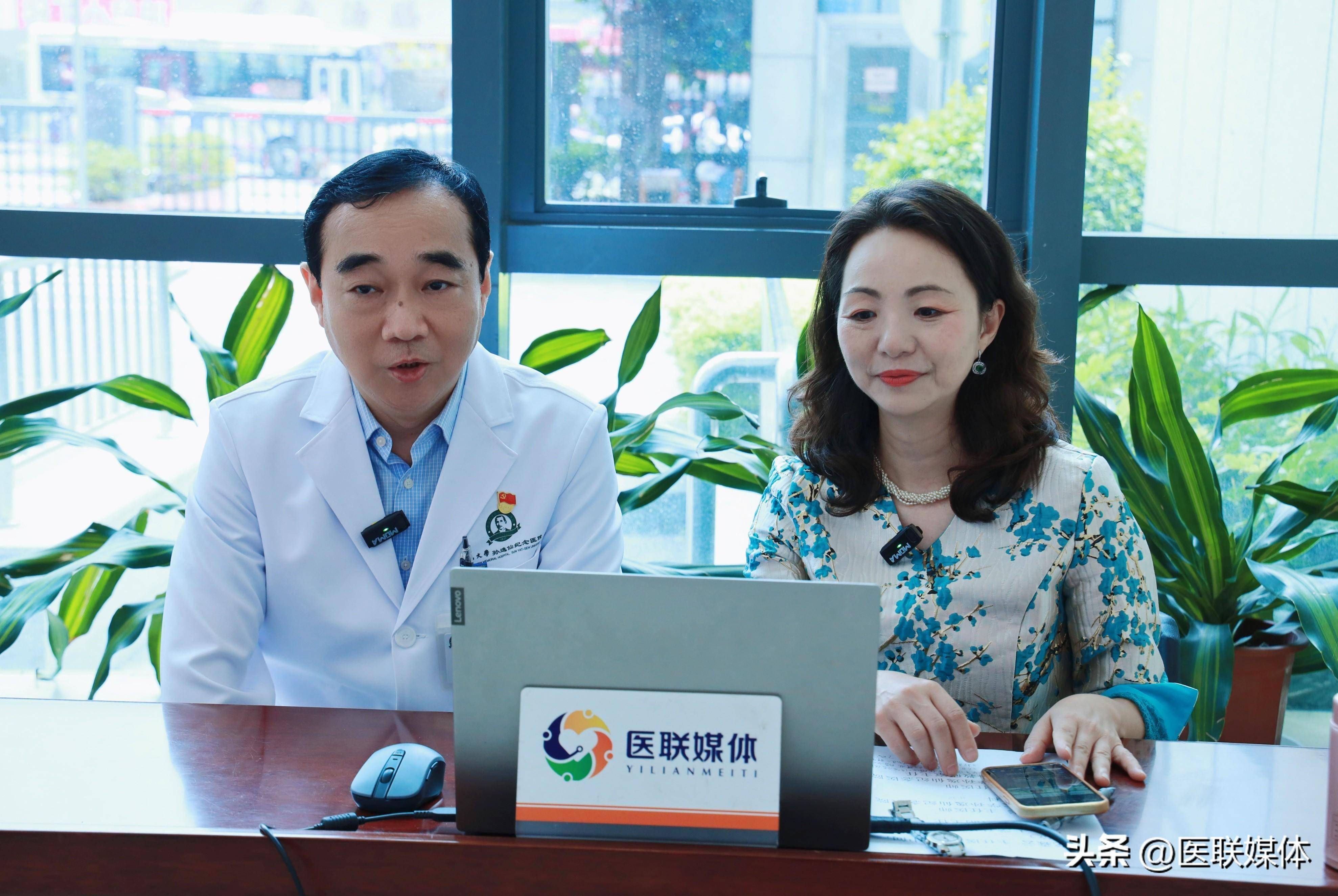 张弘主任医师(左)甲状腺术后需要服药治疗,该吃多少,怎么吃?