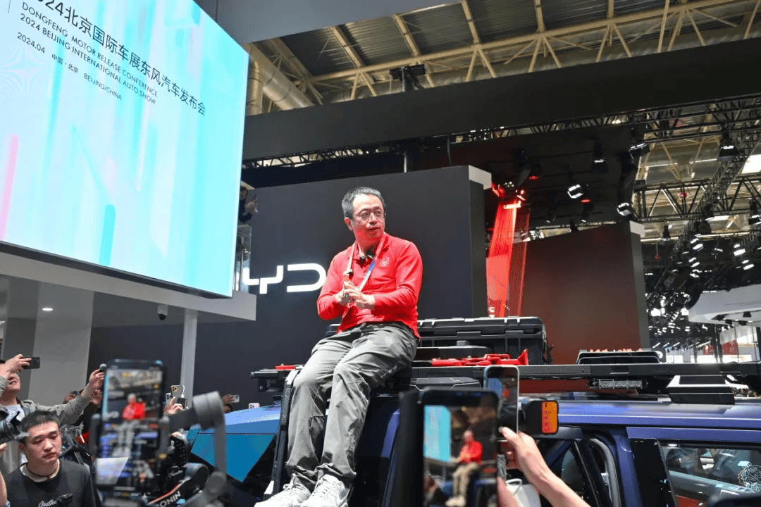 价格战后,汽车业开始"卷"高管