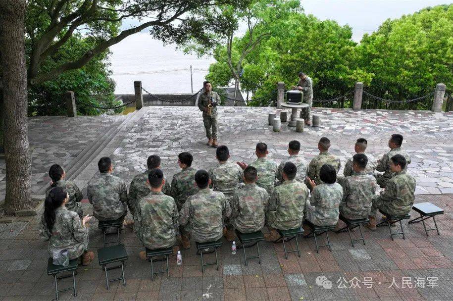 海军文艺轻骑队走进舟山部队汇报演出