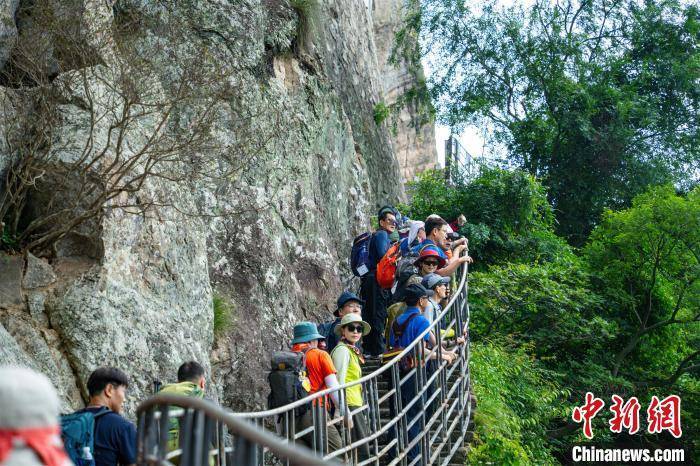   近百名韩国登山爱好者前往青雁荡山进行一次愉快的旅行，感受自然和人文之美。