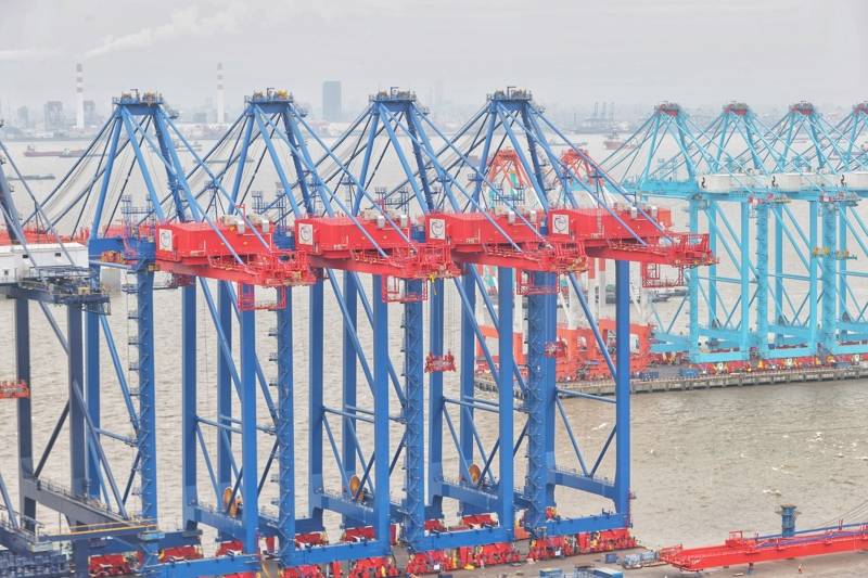 所谓岸桥,全称为岸边集装箱起重机,是专门用于港口码头对集装箱船进行