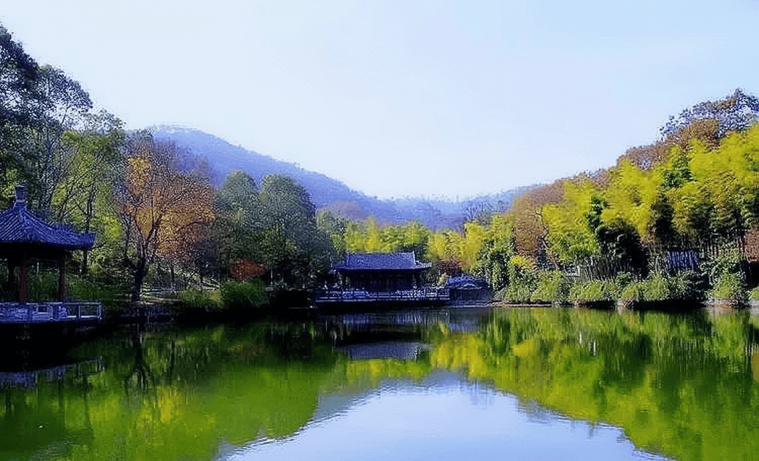 东临汉江,环绕古城,由羊祜山,扁山,尖山,虎头山,琵
