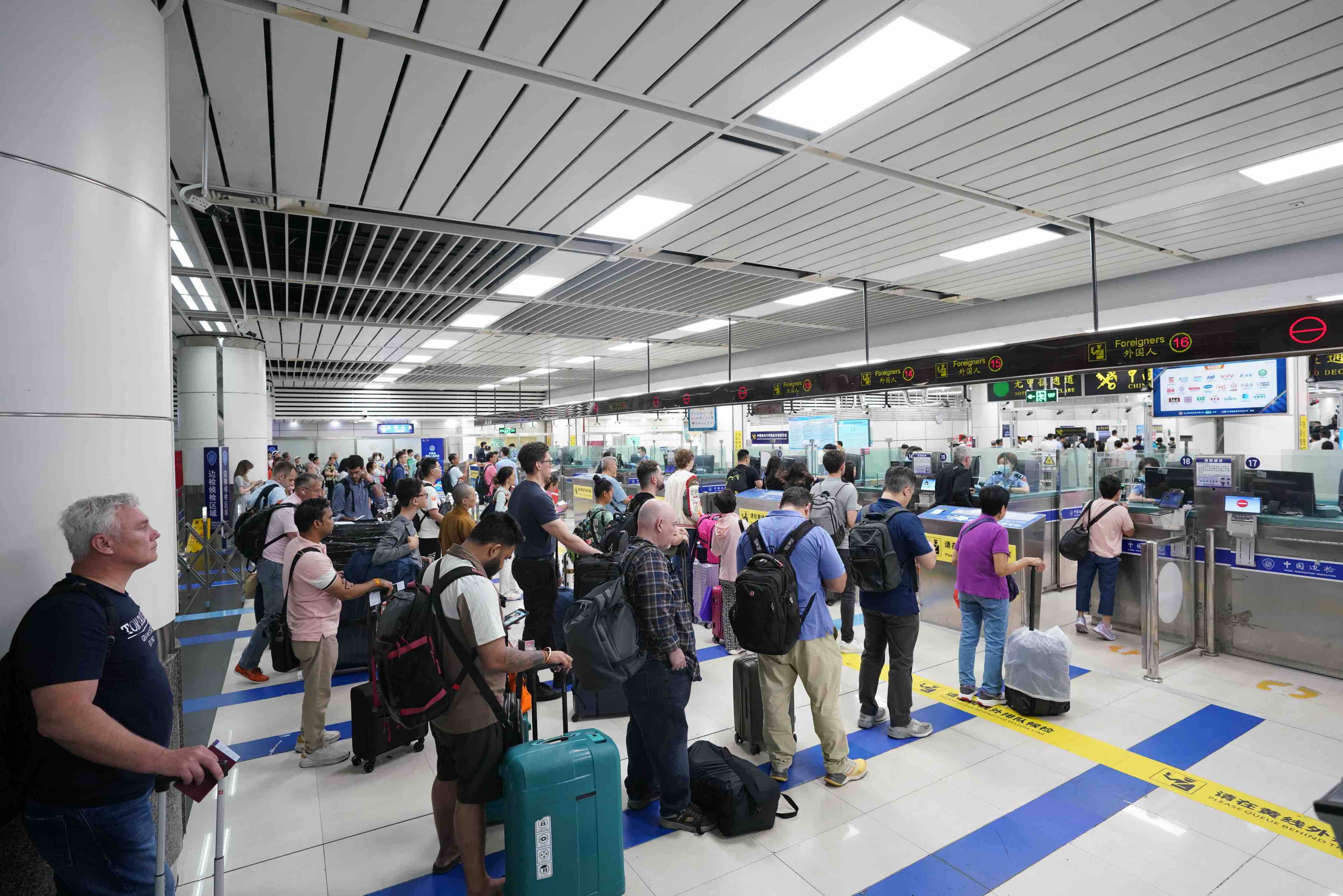 1万人次!深圳湾边检多措并举做好文博会通关保障工作