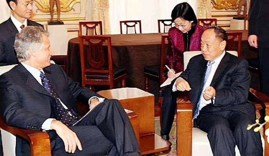 是谁下令轰炸中国大使馆?克林顿在自传中认错,后"元凶"遭暗杀