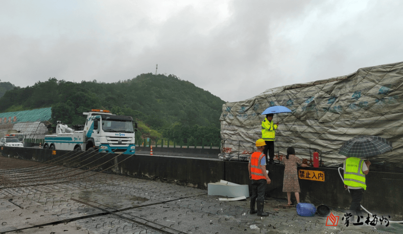 事发时,滚滚浓烟引起了中铁大桥局汕梅高速tj7标轩坑河大桥当班工人的